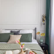 Mieszkanie młodych nomadów w przedwojennej kamienicy. Ma sztukaterię i niebieską kuchnię!