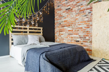 Jak samodzielnie zrobić łóżko z palet?