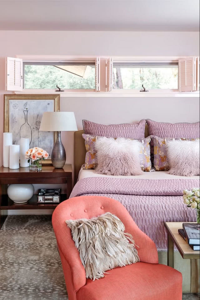 fioletowa sypialnia z pomarańczowym fotelem