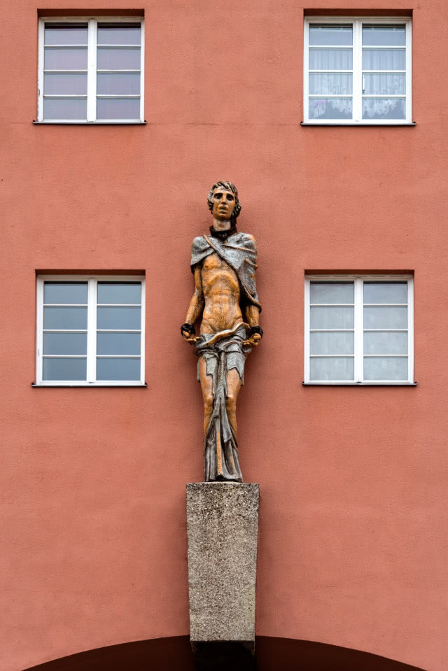 Karl-Marx-Hof - rzeźba w najdłuższym budynku Wiednia