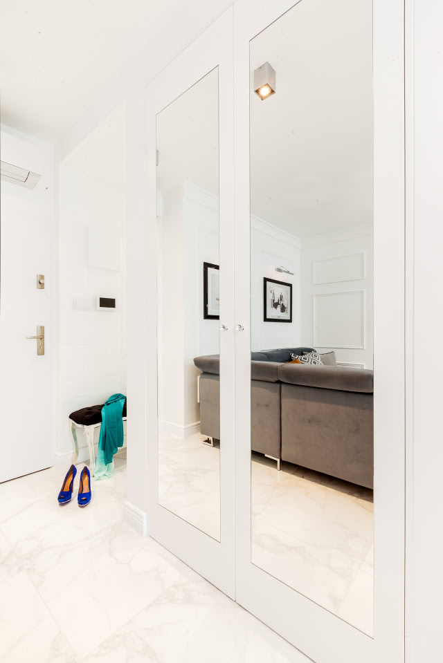 Jasny przedpokój z pojemną szafą