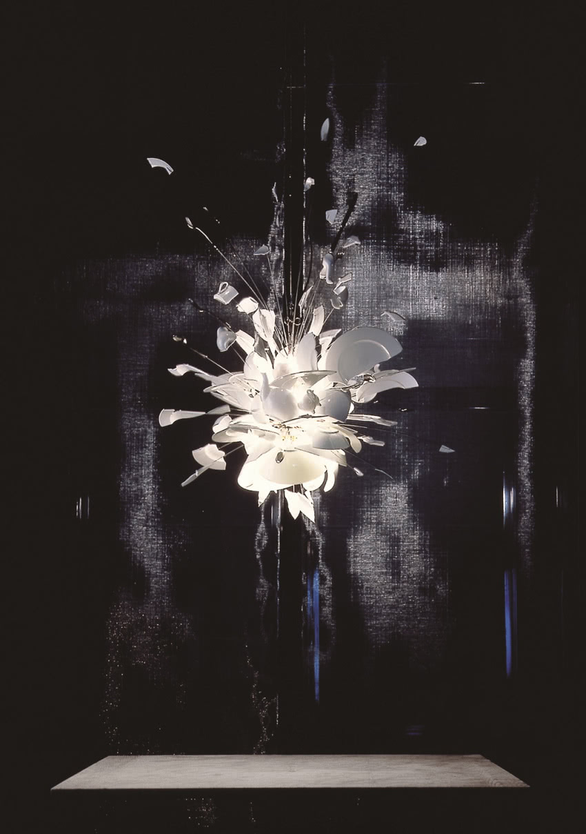 Zbudowana z kawałków porcelanowych naczyń lampa...