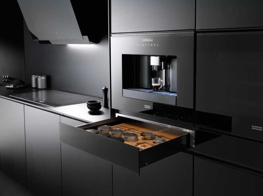Franke, całkowicie czarny ekspres i szuflada na...