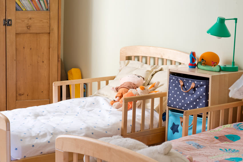 W pokoju młodszych dzieci neutralnym tłem dla...