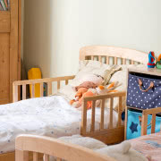 Swojski styl łazience nadają nierówne, jakby...