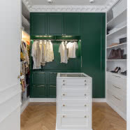 Mieszkanie młodych nomadów w przedwojennej kamienicy. Ma sztukaterię i niebieską kuchnię!