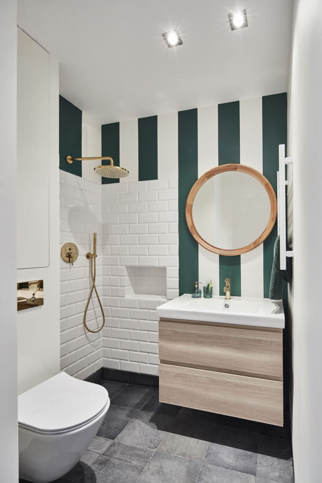 Pasy na ścianie w łazience