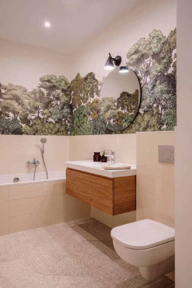 Łazienka z egzotyczną tapetą