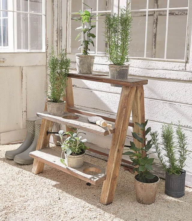 stołek z doniczkami