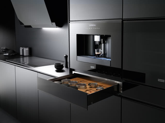 Franke, całkowicie czarny ekspres i szuflada na akcesoria