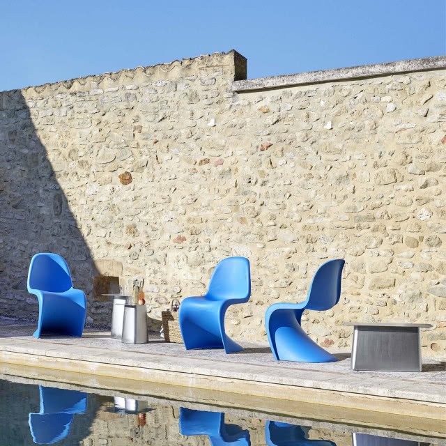 niebieskie trzy krzesła nad basene,