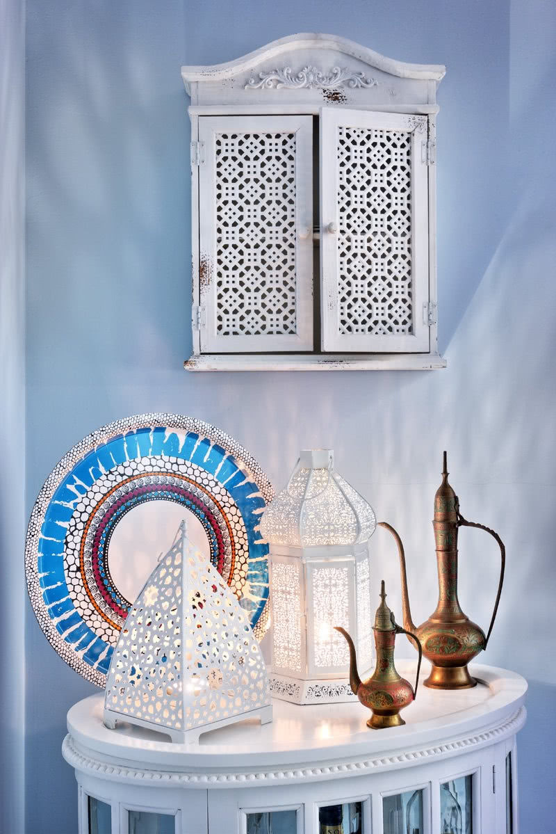 W kuchni ściany są jasnobłękitne - to ukłon w...