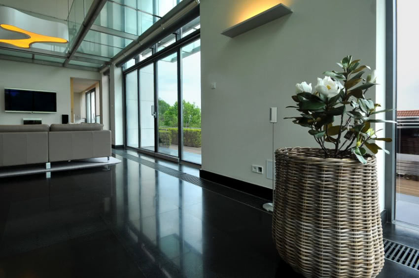 Wpuszczone w podłogę grzejniki kanałowe to...