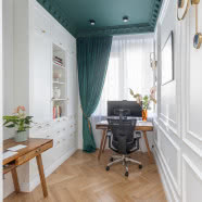 Mieszkanie młodych nomadów w przedwojennej kamienicy. Ma sztukaterię i niebieską kuchnię!