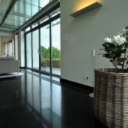 Nowoczesna architektura i widok na Tatry