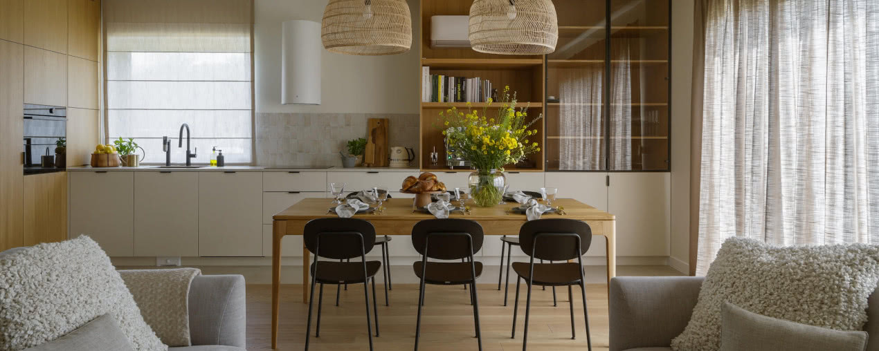 Rodzinny dom pod Warszawą. Takie wnętrza nie starzeją się wraz z mijającymi trendami