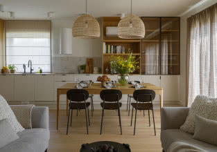 Rodzinny dom pod Warszawą. Takie wnętrza nie starzeją się wraz z mijającymi trendami