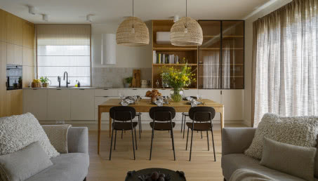 Rodzinny dom pod Warszawą. Takie wnętrza nie starzeją się wraz z mijającymi trendami