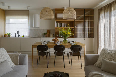 Rodzinny dom pod Warszawą. Takie wnętrza nie starzeją się wraz z mijającymi trendami