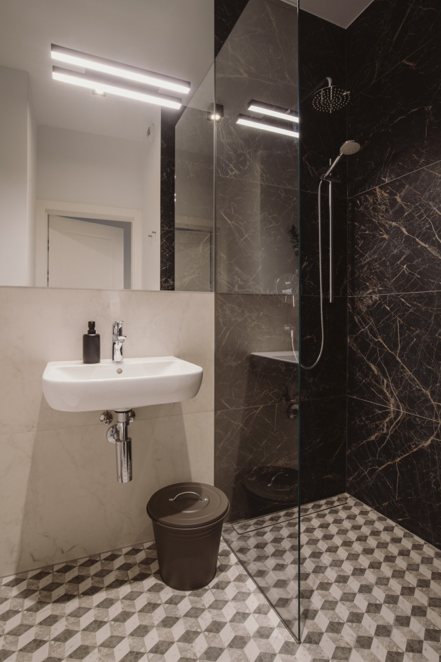 Łazienka z ciemnymi płytkami