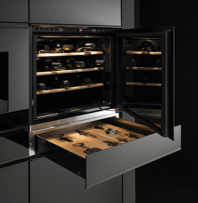 Franke winiarka i specjalna szuflada AGD na akcesoria do serwowania wina