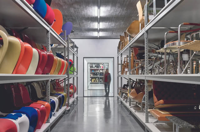 sala wyglądająca jak magazyn