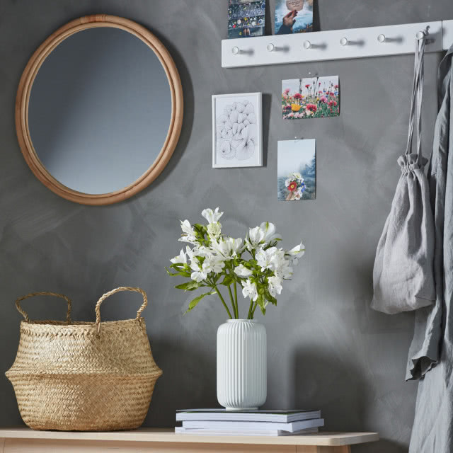 kosz na szafce, nad którą jest lustro