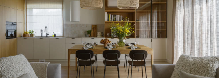 Rodzinny dom pod Warszawą. Takie wnętrza nie starzeją się wraz z mijającymi trendami