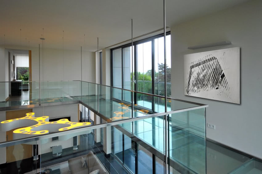 Galeryjka, biegnąca wokół salonu na poziomie...