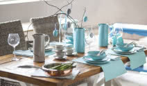 Wielkanocny stół w beżach i turkusie