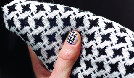 Nosiła ją Coco Chanel i Edward VIII! Skąd się wziął fenomen pepitki?