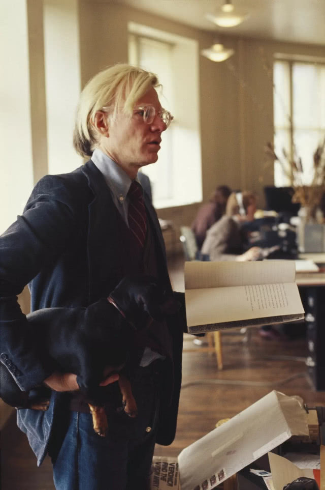 warhol podczas pracy, ujęty z profilu