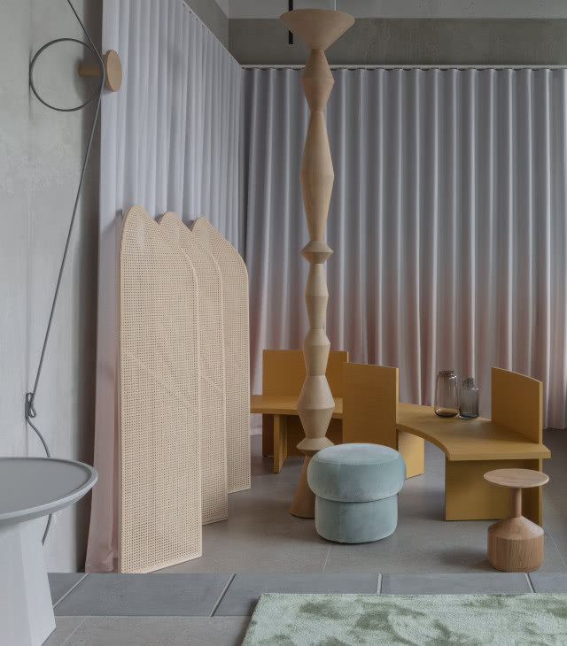 parawan z rattanu, w głębi - totem