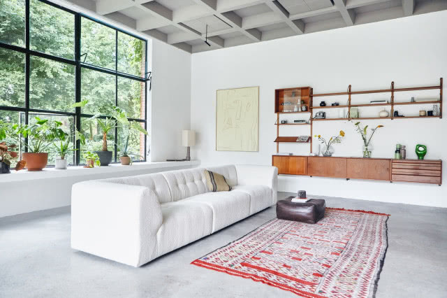 Sofa z tkaniny boucle w loftowym wnętrzu