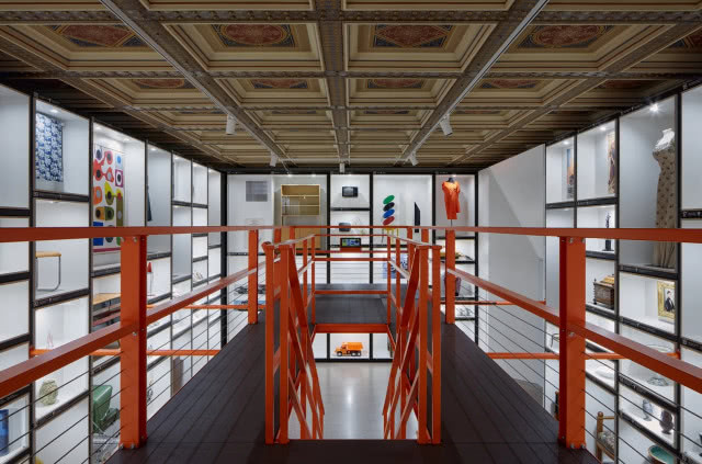 metalowa barierka, kasetony na suficie