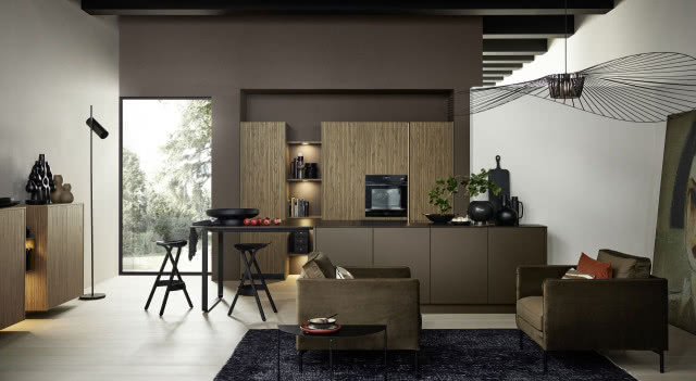 Nowoczesna kuchnia Nolte Küchen w DOMOTECE z drewnianymi frontami Stripe Wood Choco, ciemną zabudową i minimalistycznym designem.