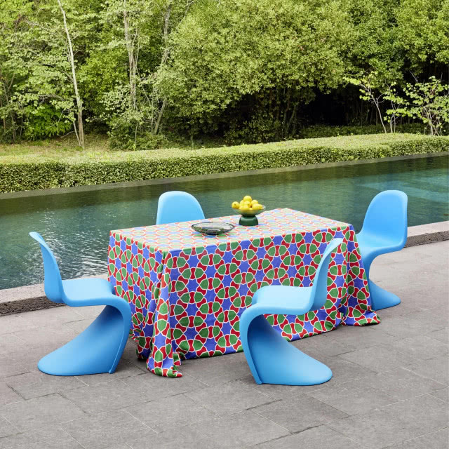 niebieskie krzesła ustawione przy stole nad basenem