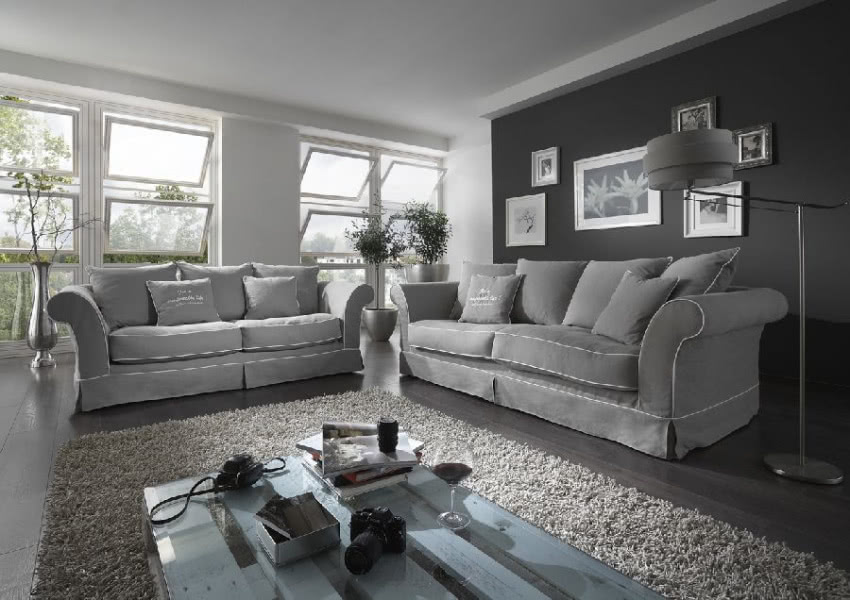 Sofy Kore - klasyczne kanapy w pokrowcach.