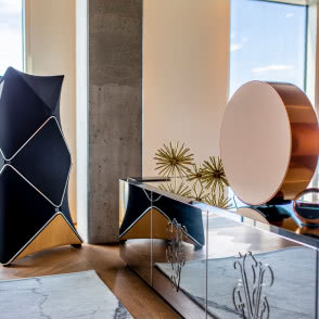 Bang & Olufsen to najbardziej zaawansowany system audiowizualny na świecie. Zestaw składający się z najnowszej generacji telewizora OLED i systemu głośników 5.1 