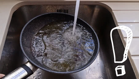 Patelnię czyszczę samą wodą i jest jak nowa. Tego patentu nauczyła mnie babcia