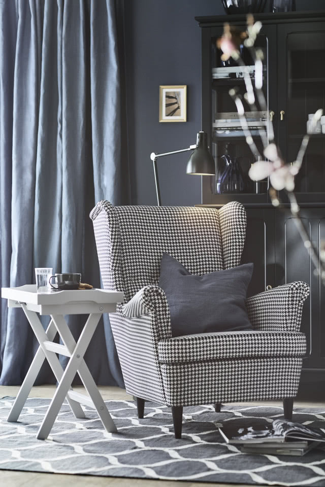 wzór pepitki na fotelu uszaku