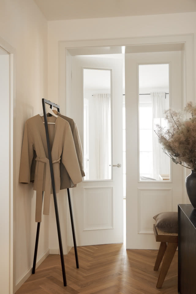 wieszak, otwarte szklane drzwi