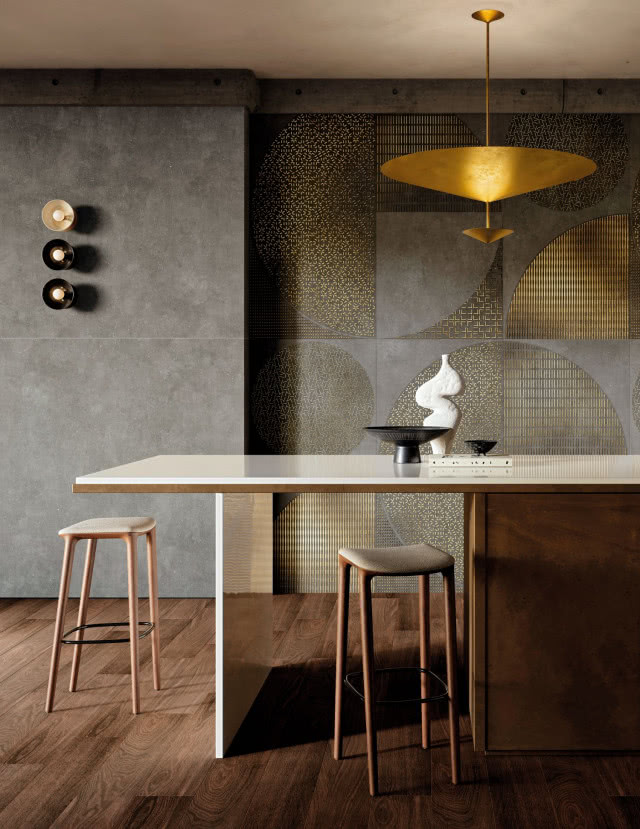 złote lampy wiszące i tapeta 