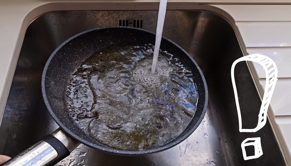 Patelnię czyszczę samą wodą i jest jak nowa. Tego patentu nauczyła mnie babcia