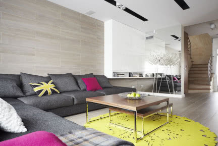 salon w nowoczesnym stylu - szara kanapa i kolorowe dodatki