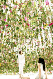 Kwiatowa instalacja Floating Flower Garden autorstwa japońskiego studia teamLab 
