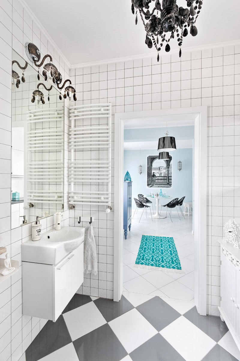 Biało-czarna łazienka przywodzi na myśl paryski...