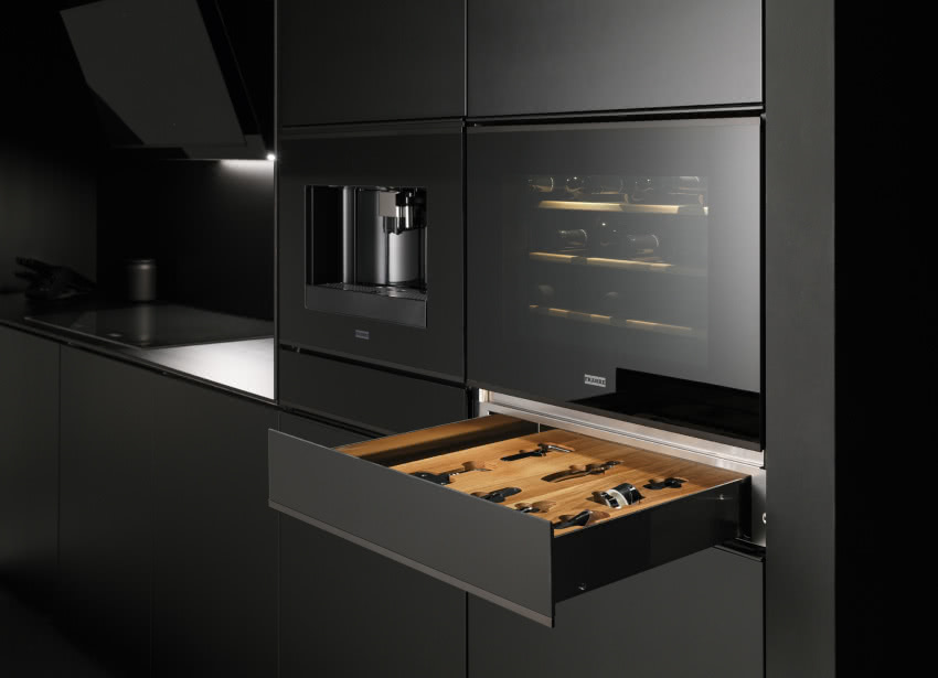 Franke, całkowicie czarna winiarka i specjalna...