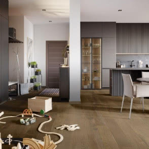 wyspa kuchenna, drewniana podłoga, drewniane zabawki dla dzieci, schody, okrągły stół z krzesłami