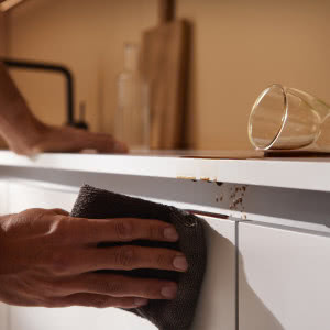 Nowy ulubieniec projektantów wnętrz? Szkło polimerowe i jego zastosowanie w aranżacji wnętrz